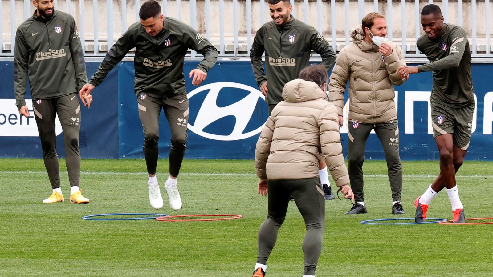 Carrasco, Giménez, Correa y Kondogbia realizan un ejercicio.