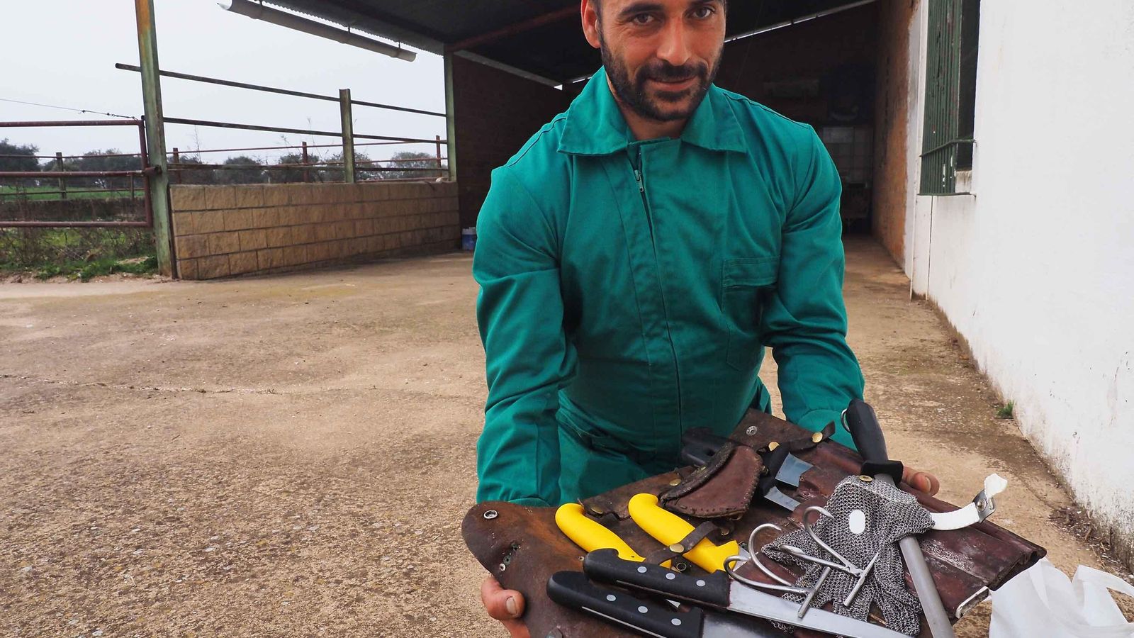 El matarife muestra sus principales herramientas de trabajo