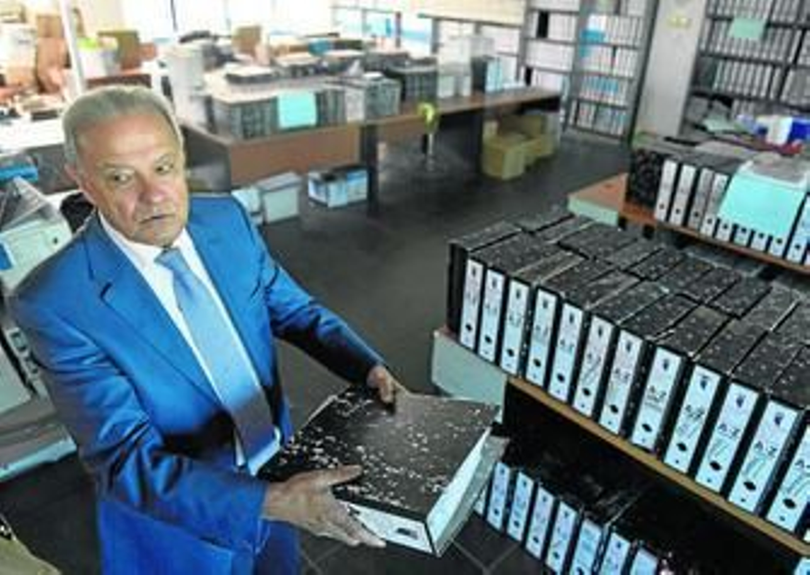 El ex consejero andaluz de Hacienda Ángel Ojeda muestra los expedientes de los cursos que tramitó.