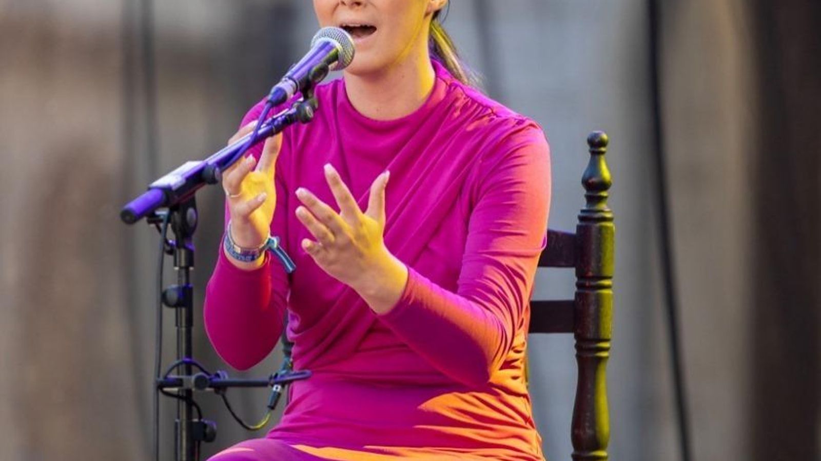 Luicía Beltrán cantando.