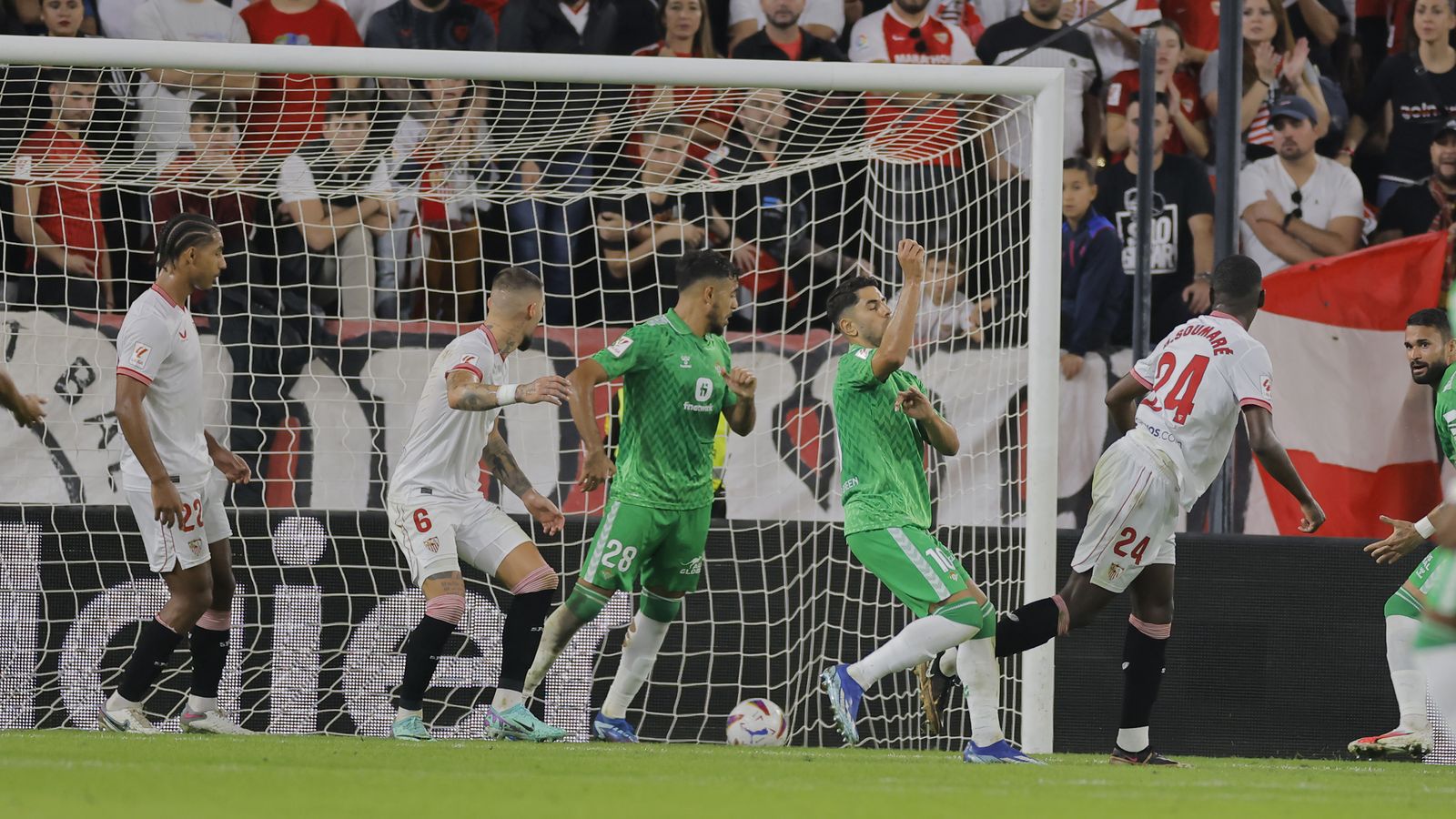 Ayoze acaba de disparar y celebra el gol bético.