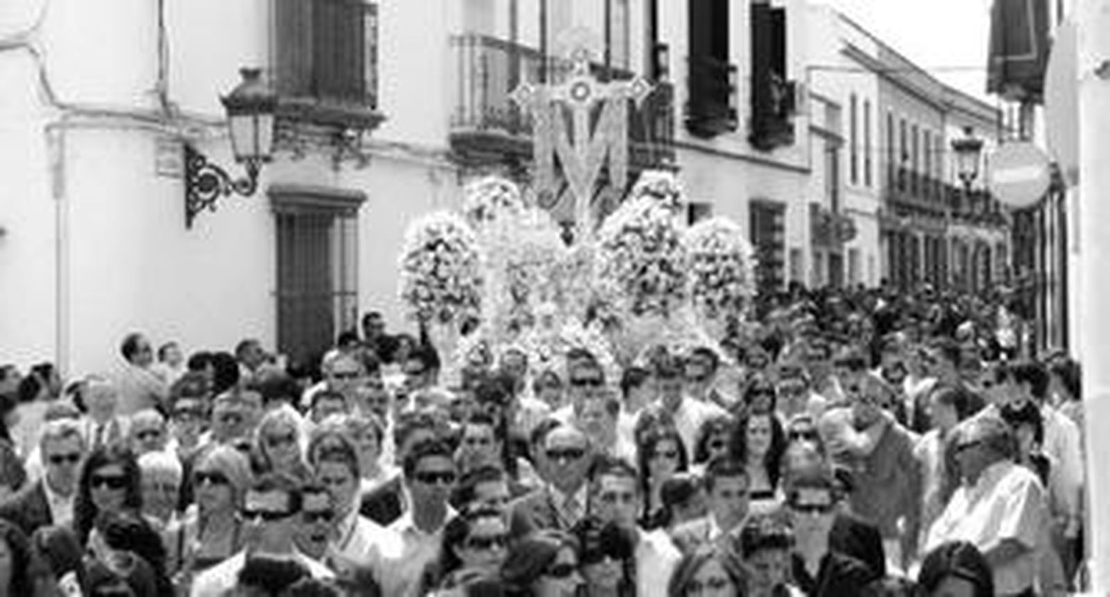 Numerosos fieles acompañan cada año a la Santa Cruz en la procesión que se celebra en la mañana del domingo.