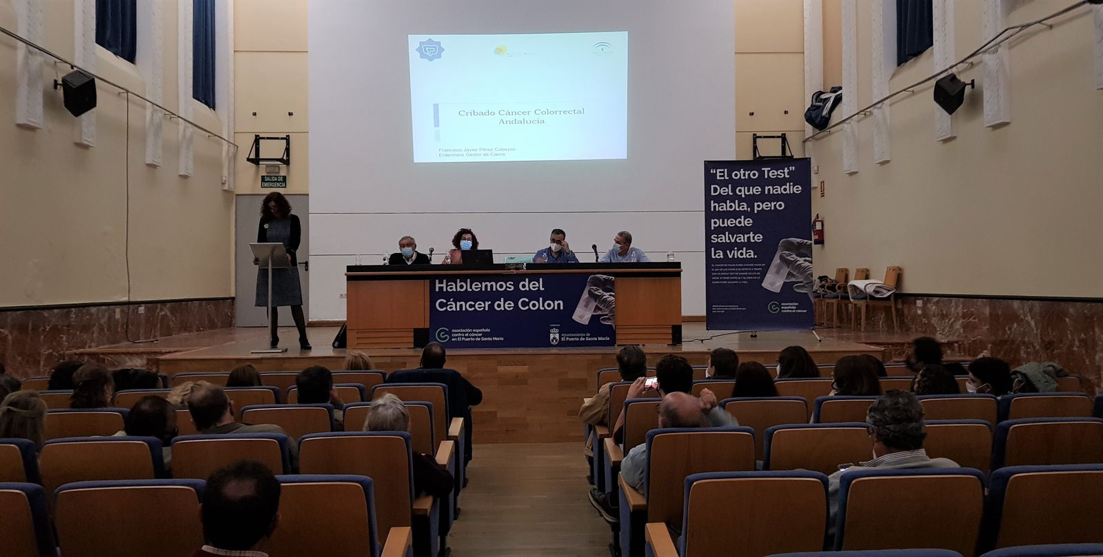 La mesa redonda sobre el cáncer de colon organizada por la AECC.