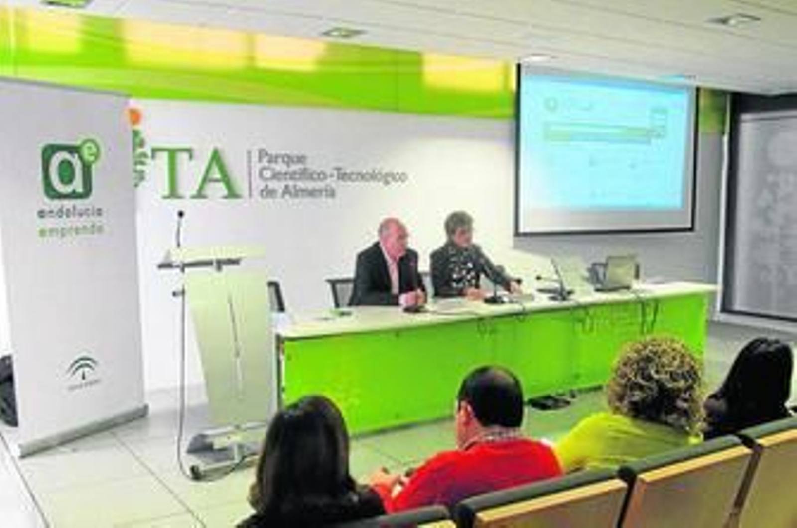El director provincial de Andalucía Emprende y la delegada territorial de Economía en la inauguración de la jornada.