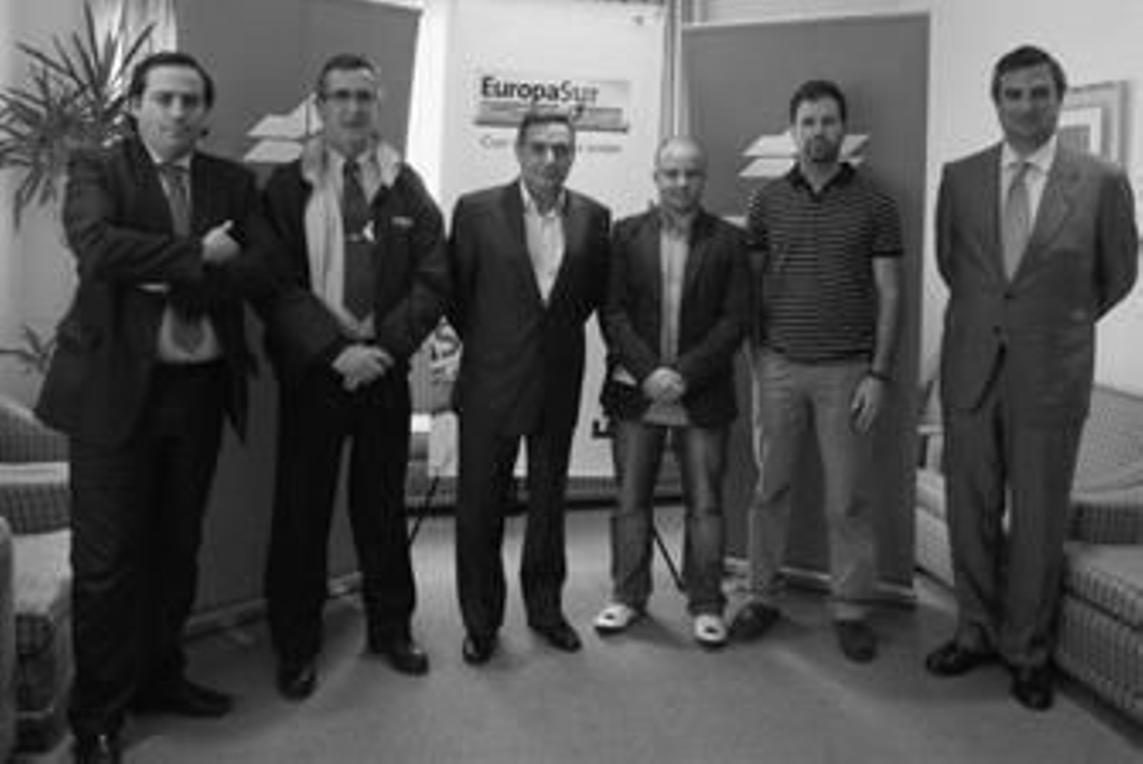 Ramón Segura, Alberto Grimaldi y Juan Fernández de Mesa posan junto a los tres ganadores de la segunda edición del concurso, ayer.