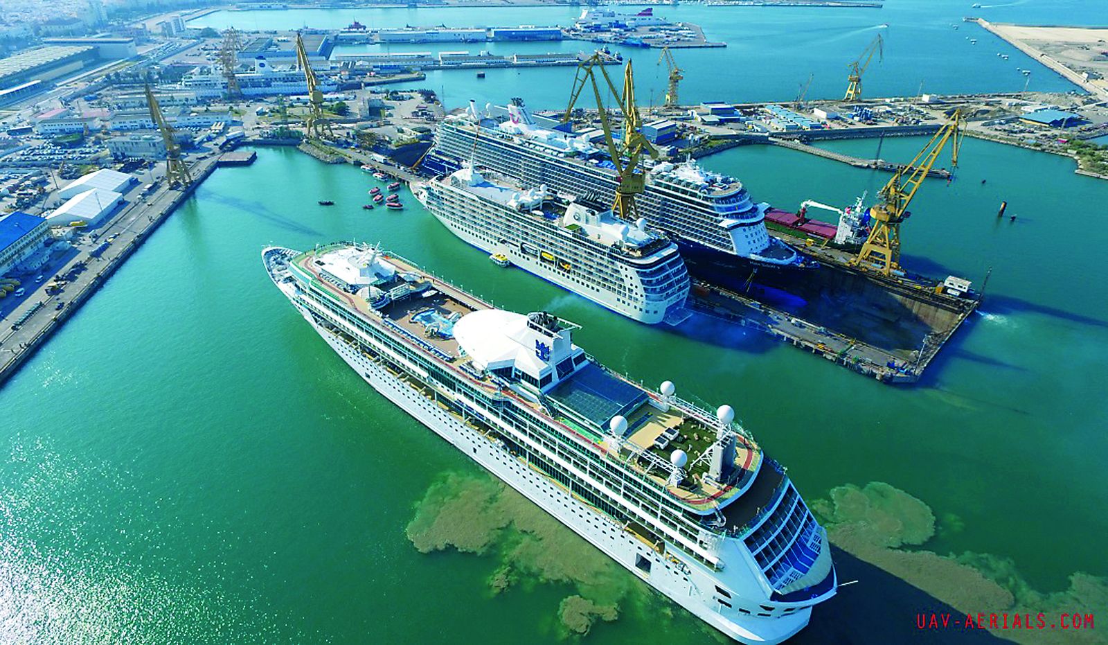 Cruceros en reparación en el astillero de Navantia de la capital gaditana.