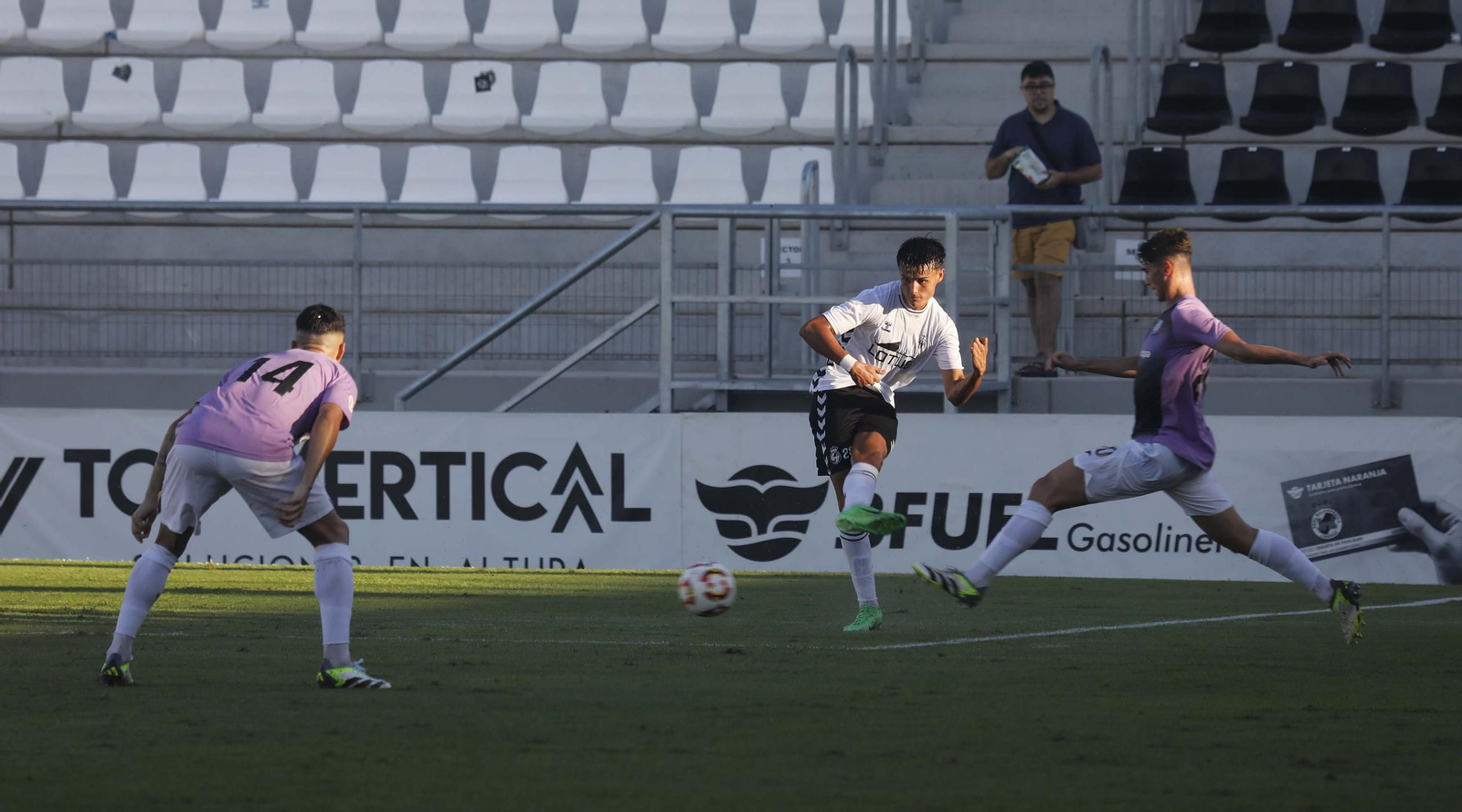 Las fotos del Balona - Estepona de pretemporada en el Ciudad de La Línea (1-1)