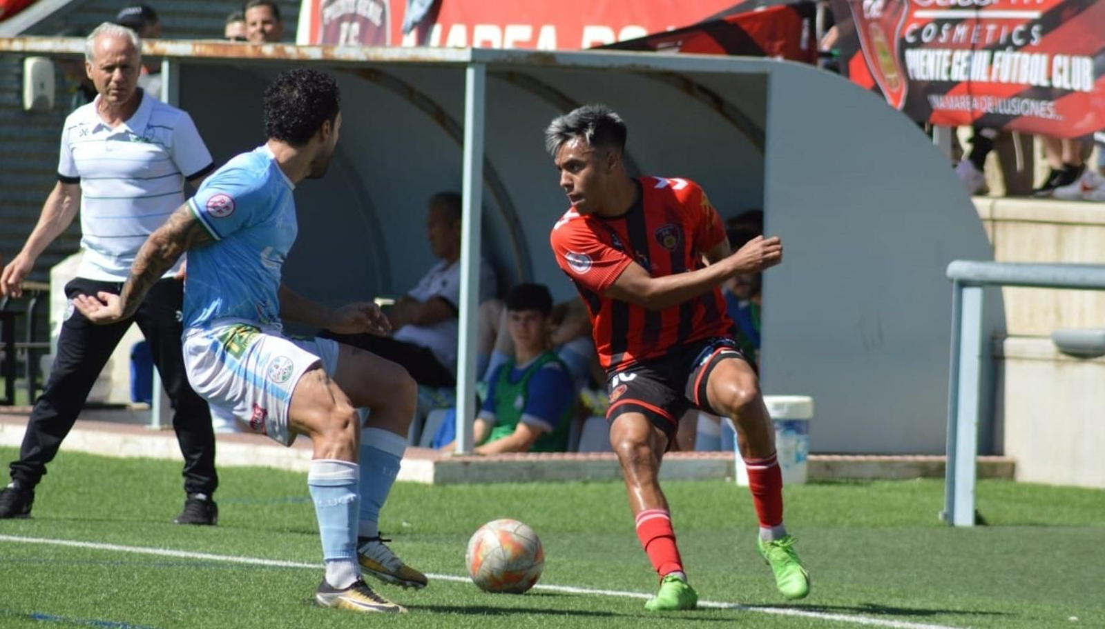 Alan Araiza, jugador del Salerm, intenta marcharse de la presión de Choco, defensor del Ciudad de Lucena.