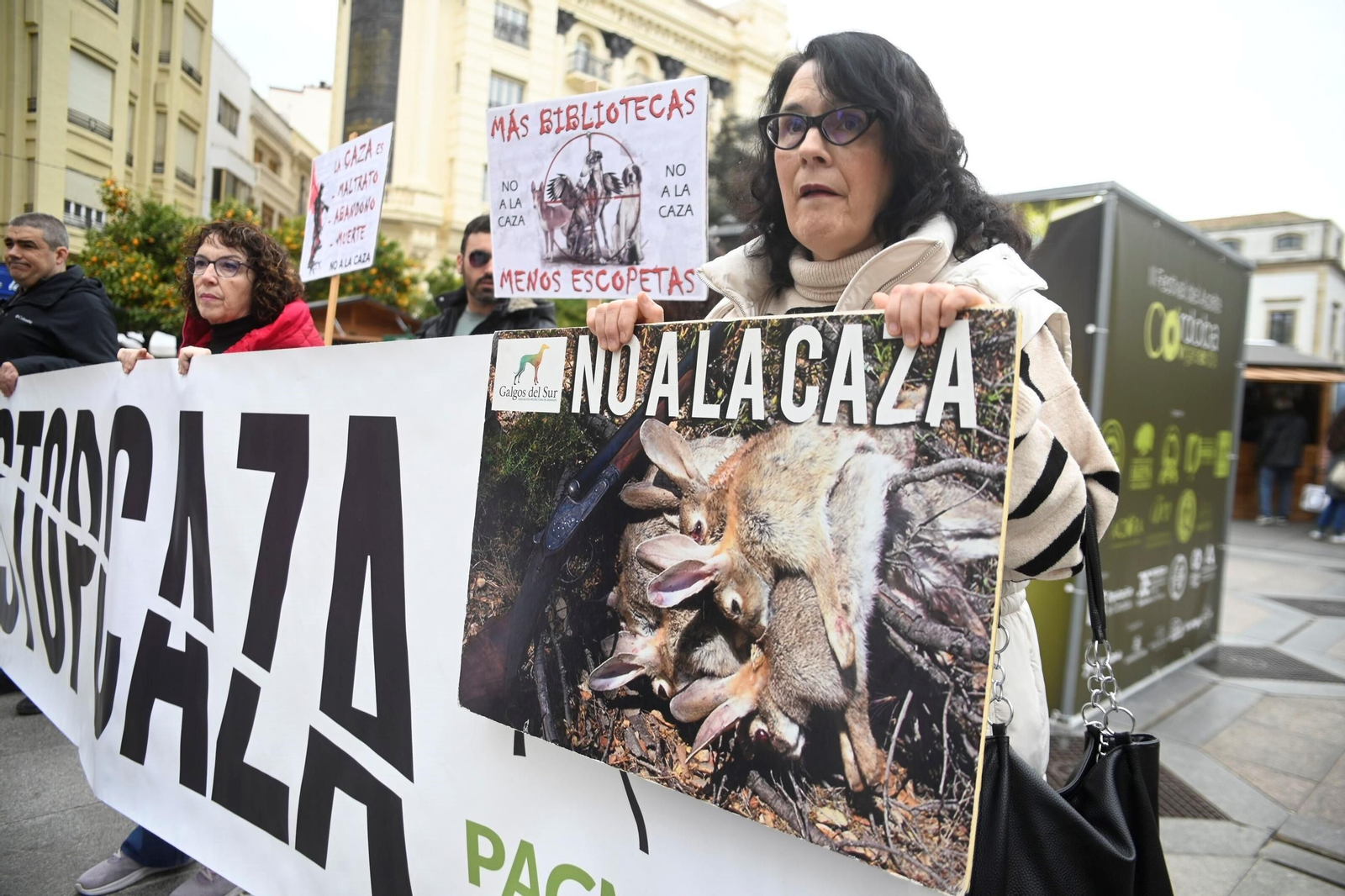 Decenas de personas exigen en Córdoba la protección de los perros utilizados para cazar