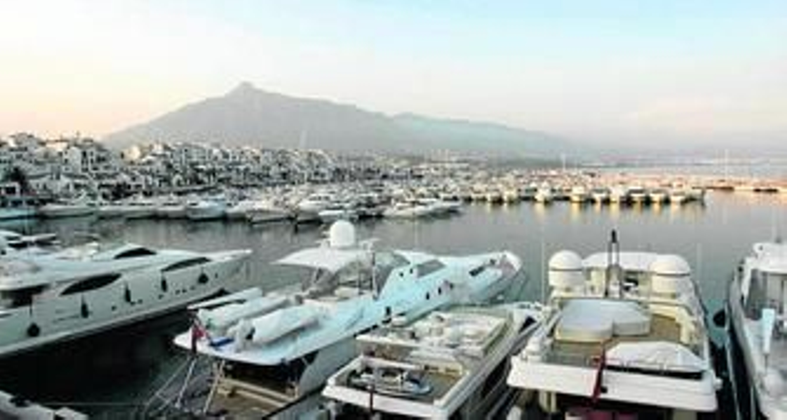 1. Vista de los yates y embarcaciones atracados en Puerto Banús. 2. Ricardo Arranz, propietario del Villa Padierna. 3. Jóvenes cocineras creando en Calima, de Dani García, uno de los cocineros más prestigiosos de España y estrella Michelin. 4. Michelle Obama saluda a los marbellíes en una de sus visitas al centro histórico durante su estancia en Villa Padierna, también visitó la Alhambra de Granada y Ronda. 5. Puerto Banús es centro neurálgico del lujo y firmas exclusivas en España. Los últimos modelos de Ferrari, Porsche, Rolls Royce o Lamborghini están a la orden del día en la localidad costasoleña.