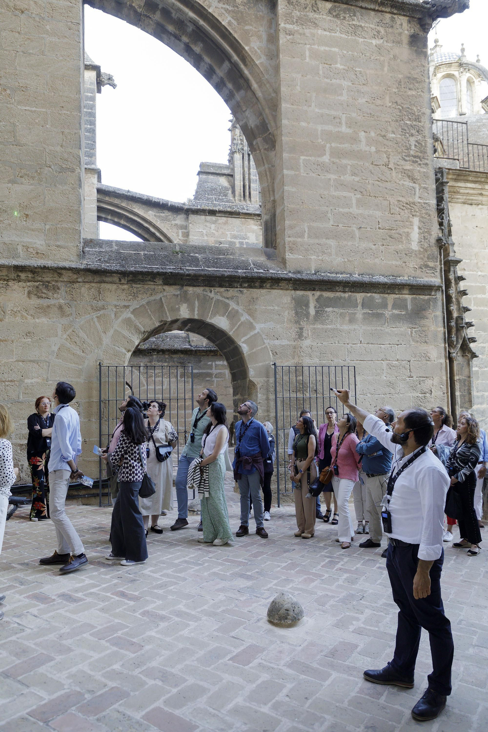 Recorrido de la visita por las cubiertas de la Catedral de Sevilla, al atardecer