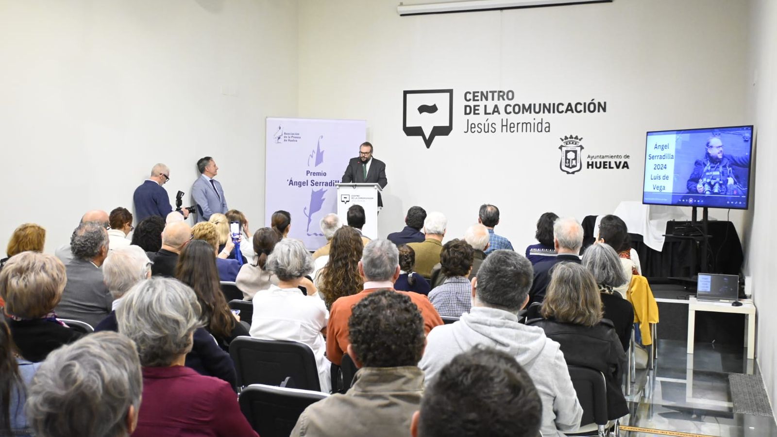 Un Centro de la Comunicación Jesús Hermida a rebosar arropa al periodista Luis de Vega.