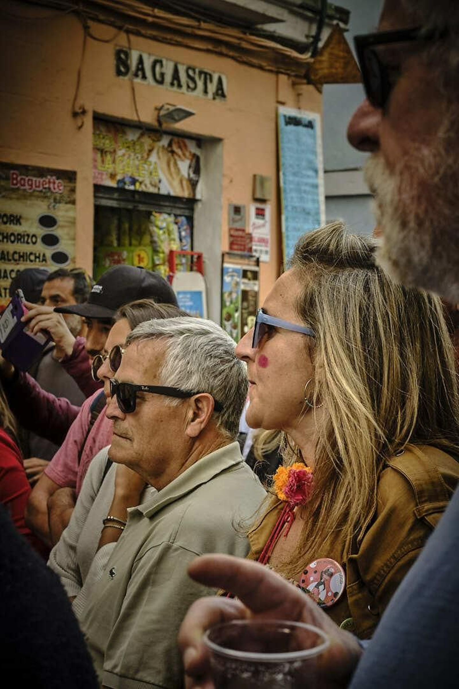 Público escuchando agrupaciones en calle Sagasta.