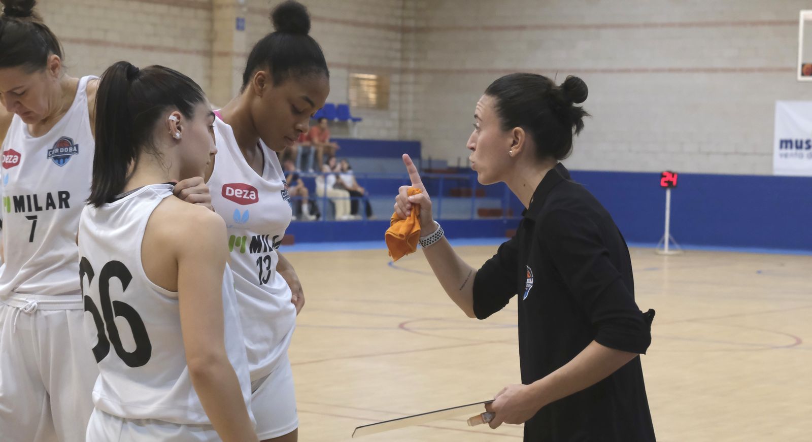 Mireia Capdevila da órdenes a algunas de sus jugadoras.