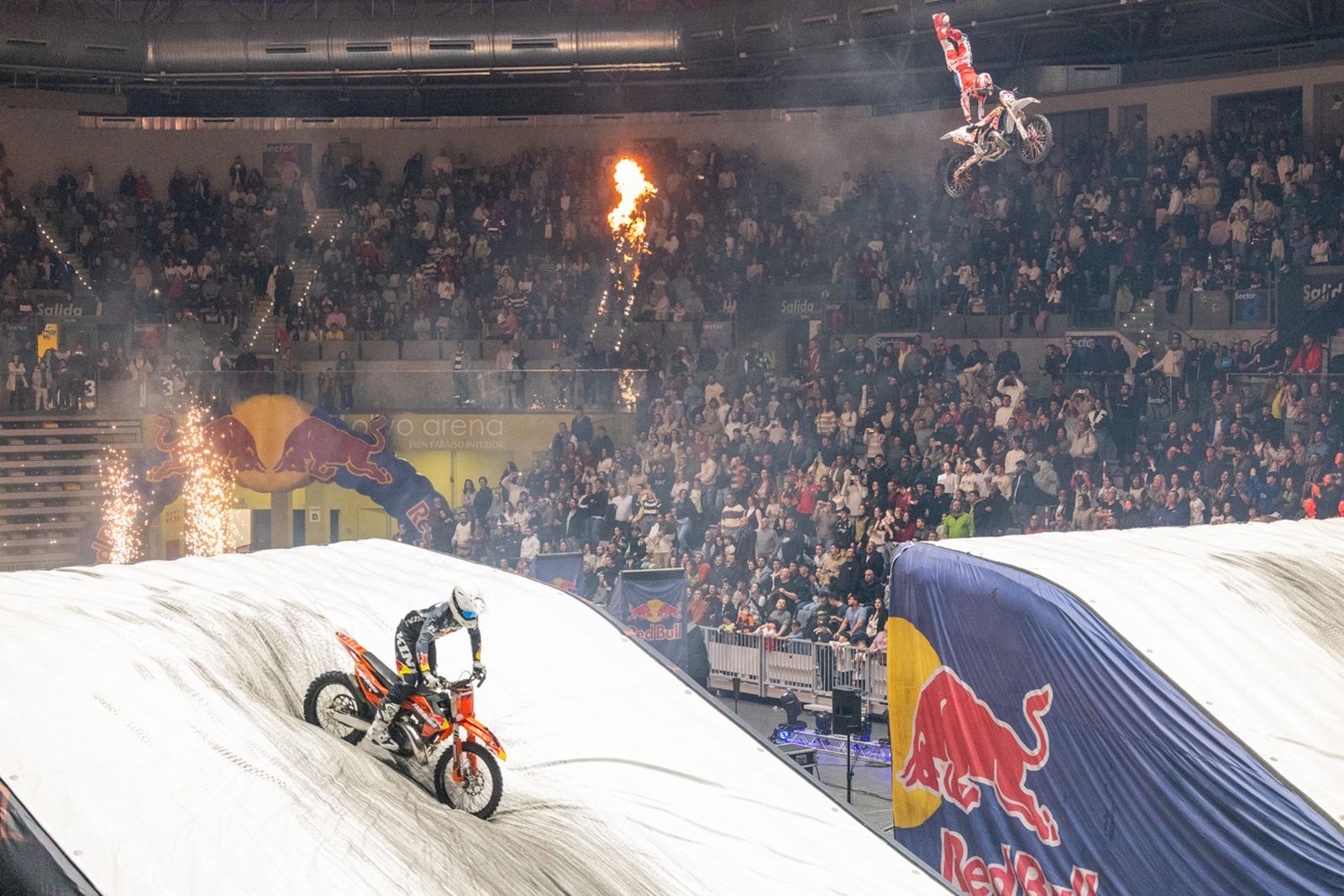 En imágenes: el Olivo Arena vibra con piruetas y motor en estado puro en el Soloflow Freestyle (2)
