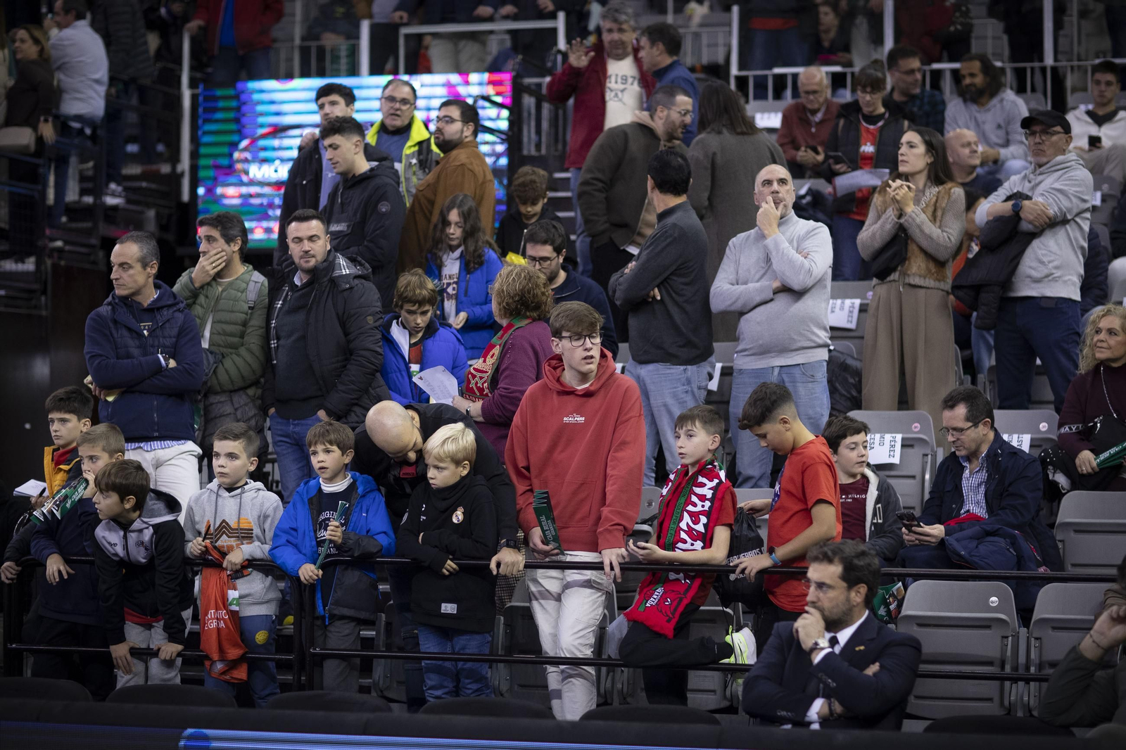Encuántrate en la grada durante el Covirán Granada-Real Madrid