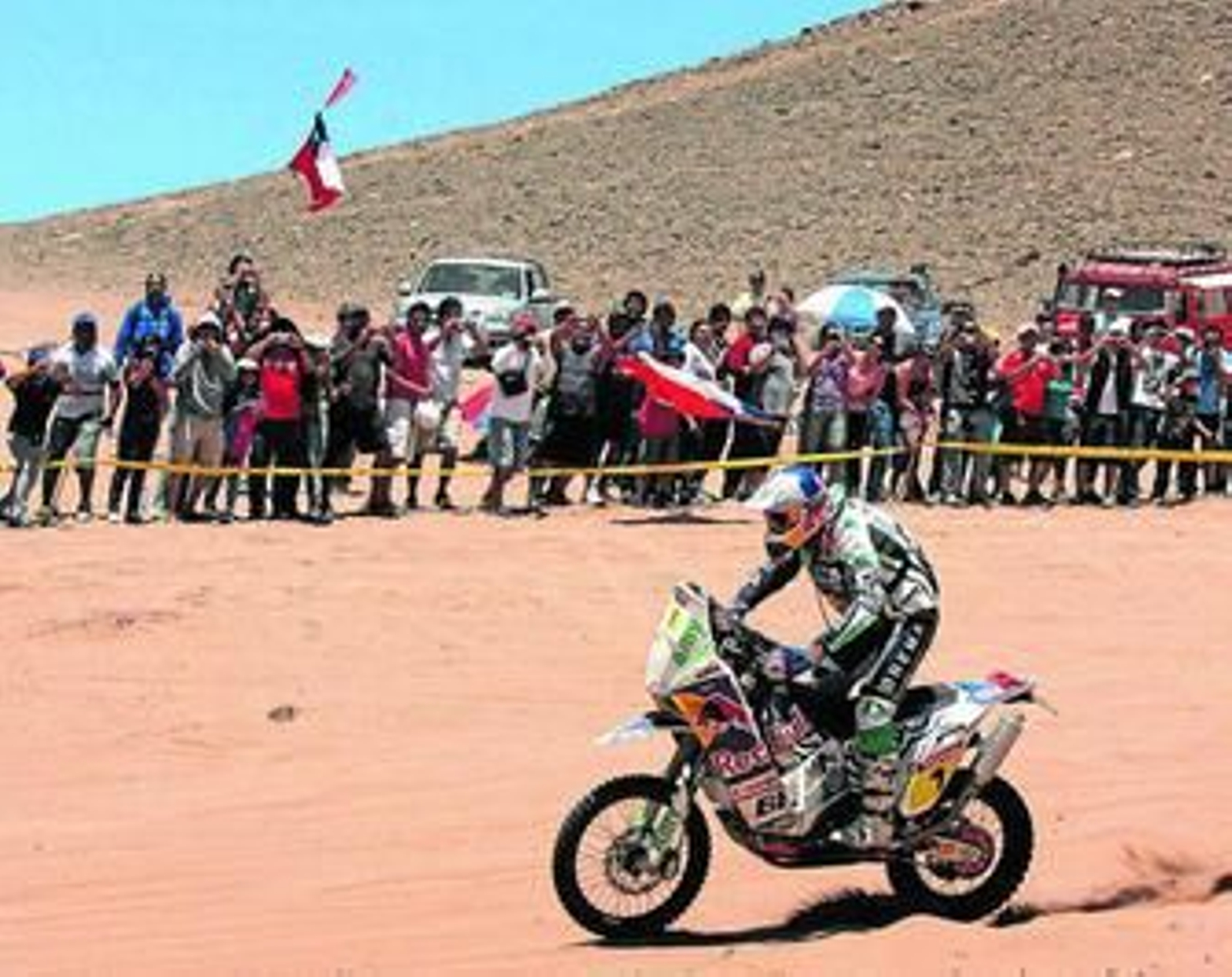Numerosos aficionados fotografían a Marc Coma durante la octava etapa de la carrera.