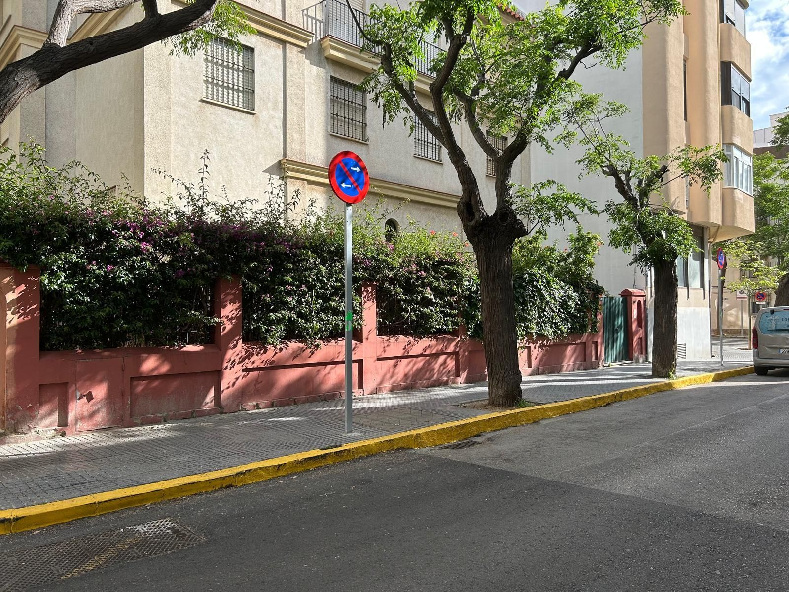 Una de las zonas de Bahía Blanca ubicada en la calle Santa Cruz de Tenerife en la que se ha prohibido aparcar sin que se hayan buscado otros en otra calle para compensar esta pérdida