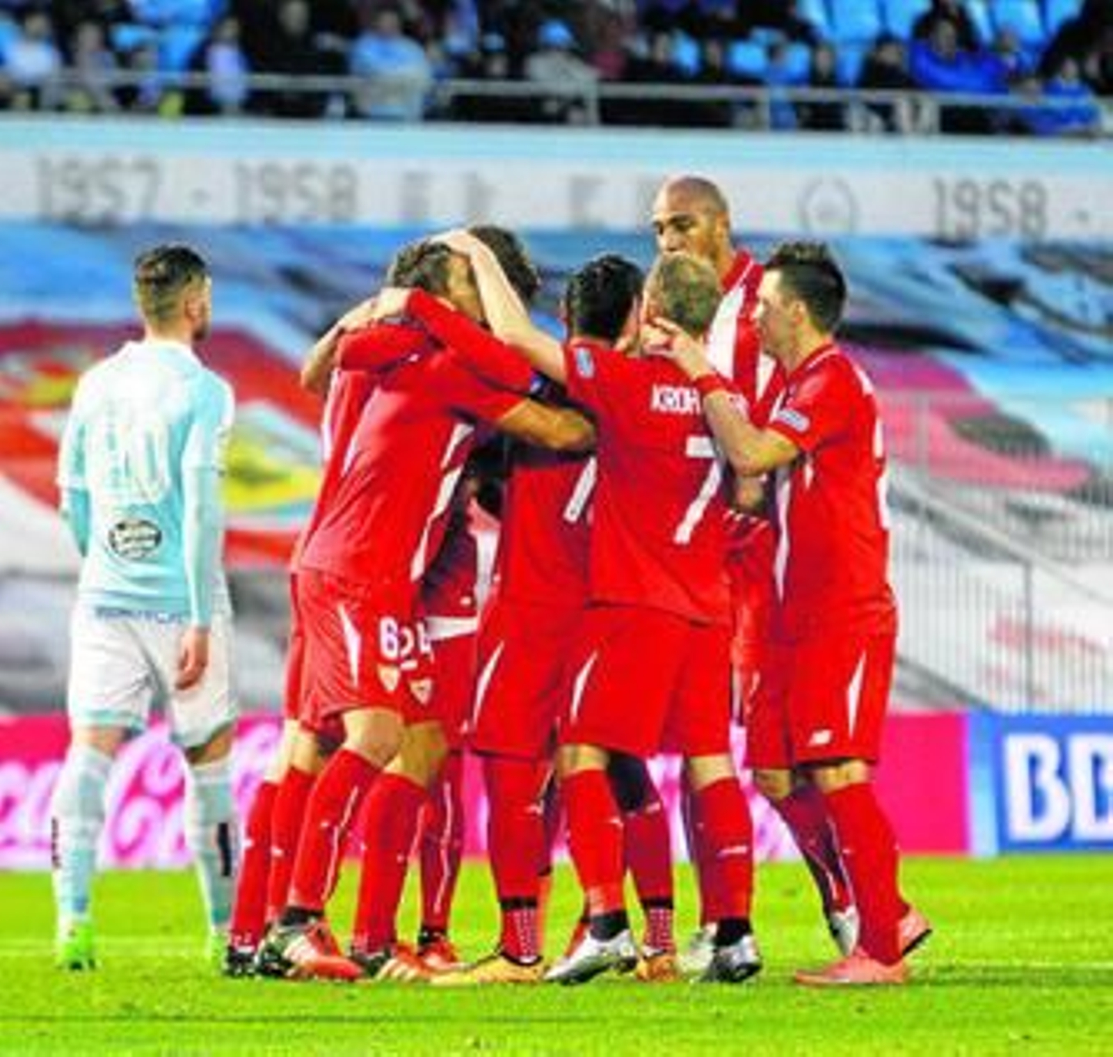 Los jugadores del Sevilla se abrazan tras el tanto anotado por Carriço.