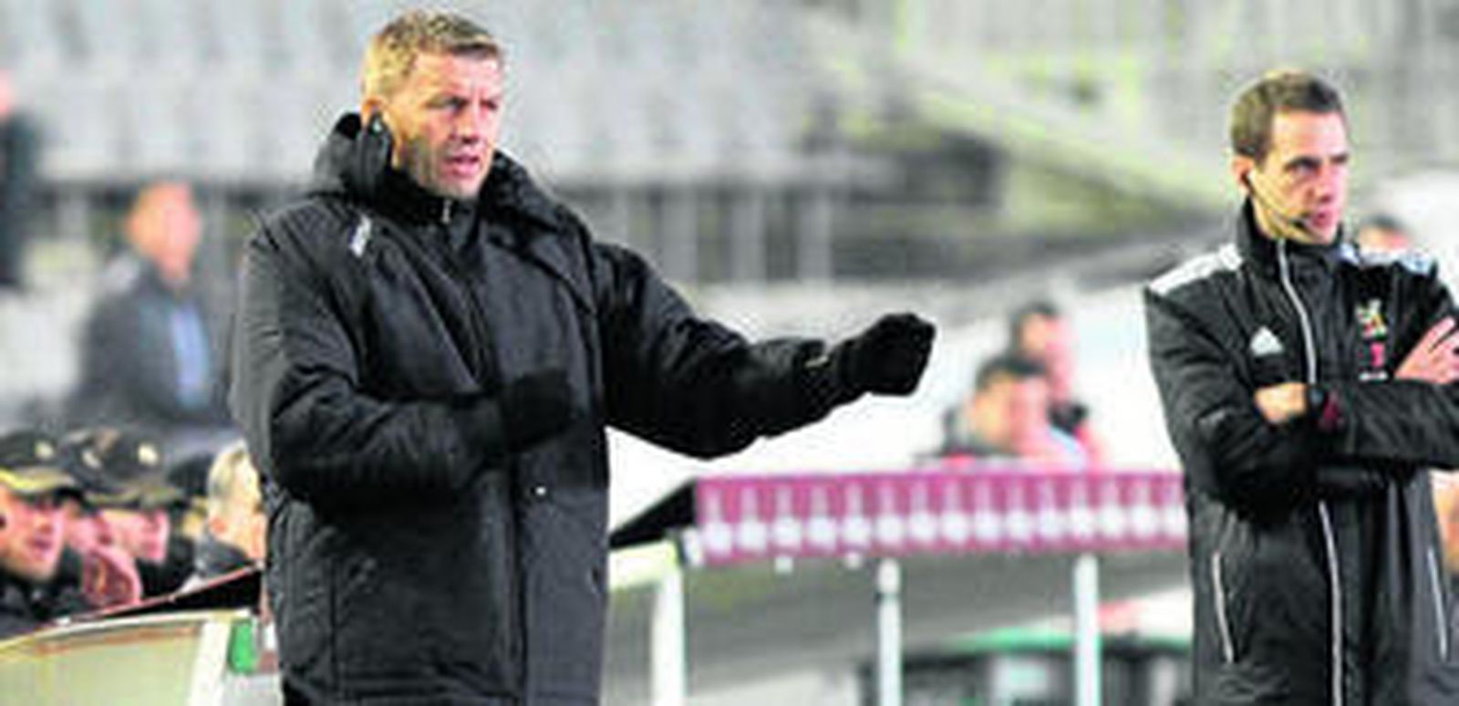 Miroslav Djukic hace gestos con sus manos ante la presencia del cuarto árbitro.