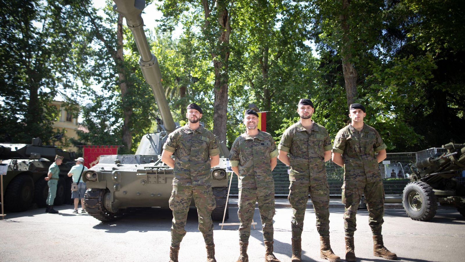 El sargento Velasco posa frente a su ATP y con sus compañeros de Granada