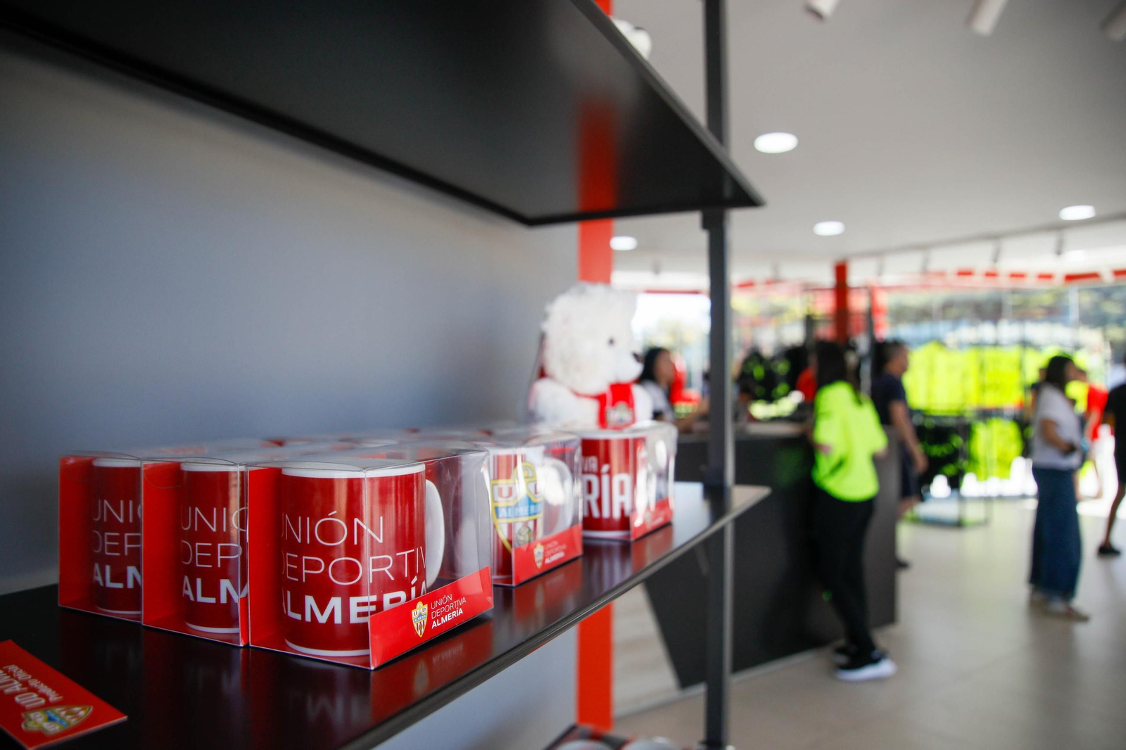 Las imágenes de la campaña de abonos de la UDA y apertura de la tienda del club