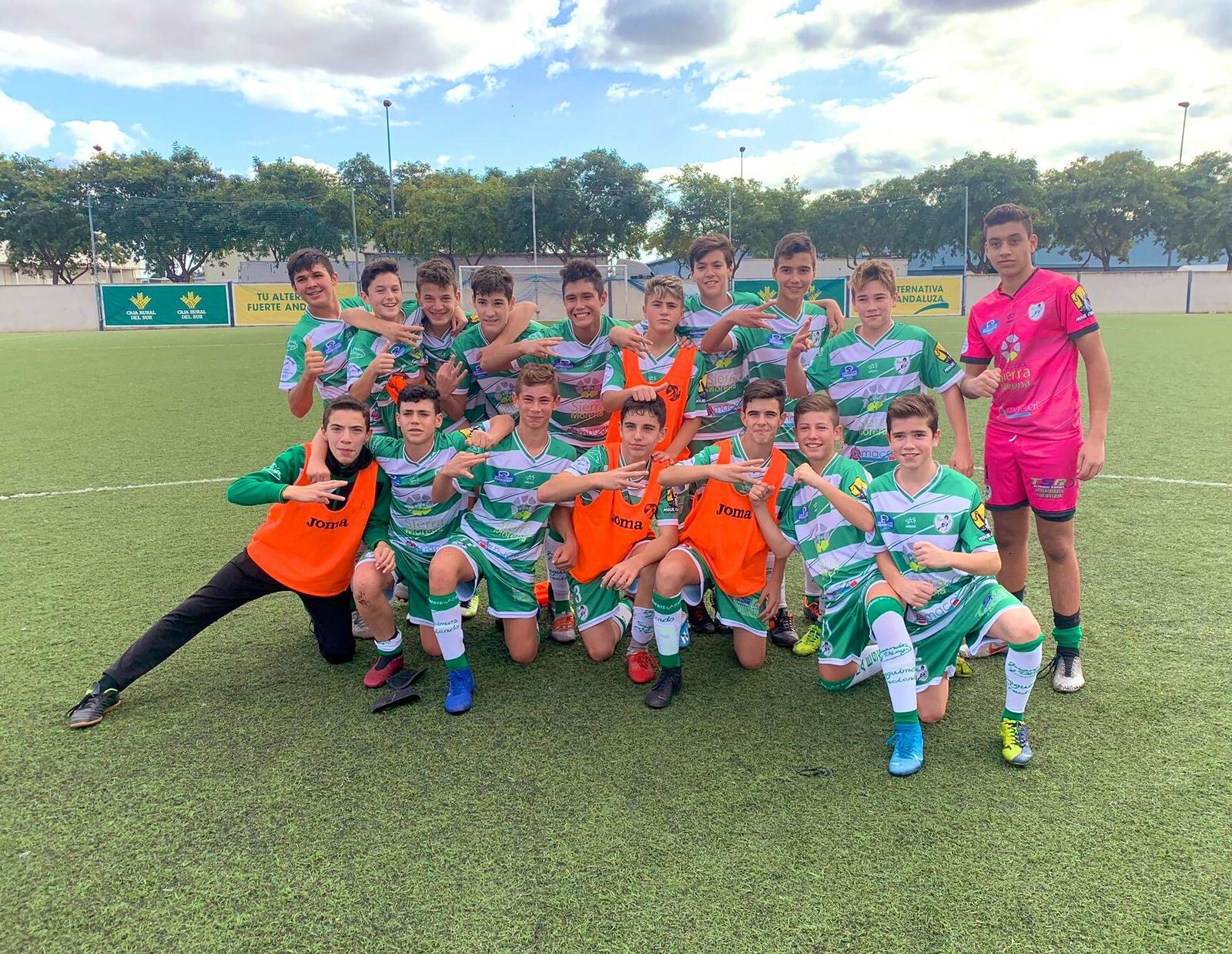 Los jugadores del Juanín y Diego celebran el triunfo en su visita al Recreativo de Huelva.