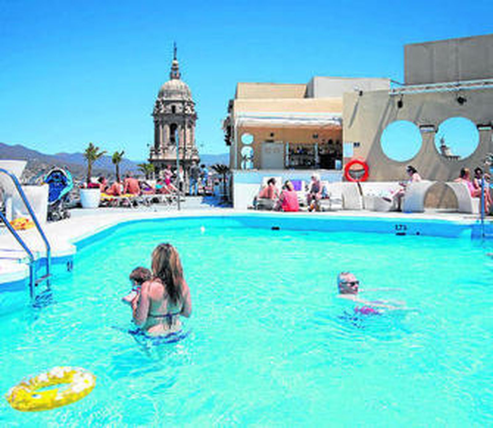 Turistas en la piscina del Málaga Palacio.