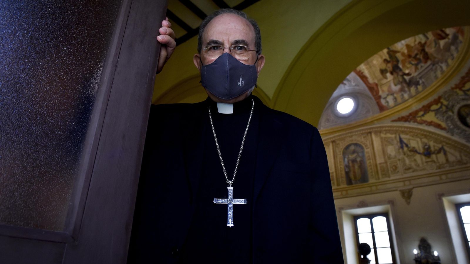El arzobispo en la planta alta del Palacio Arzobispal