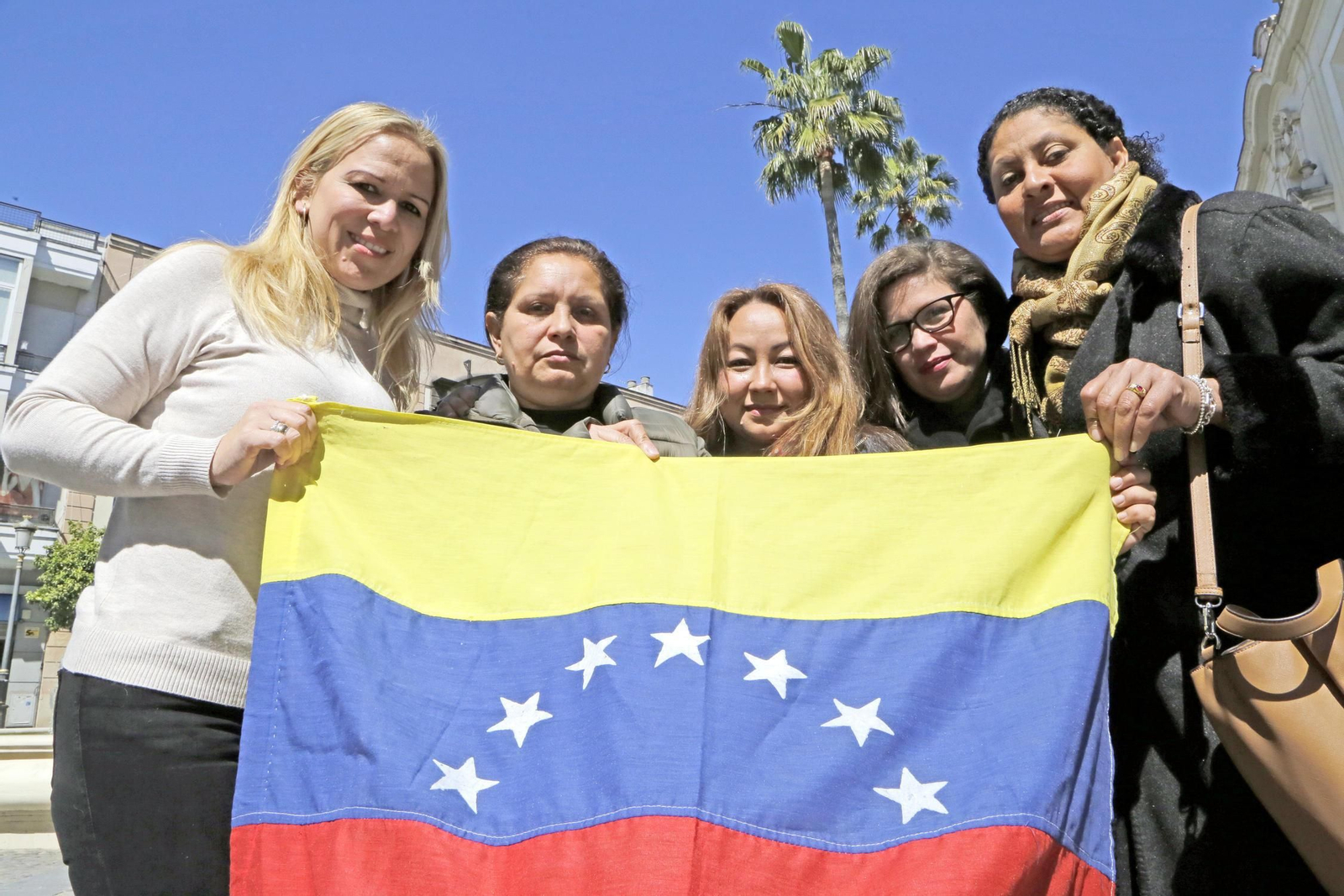 Jessica Quintero, Zaida Graterol, Mónica Herrera, Verónica Medina y Janet González, con la bandera venezolana en la calle Larga.