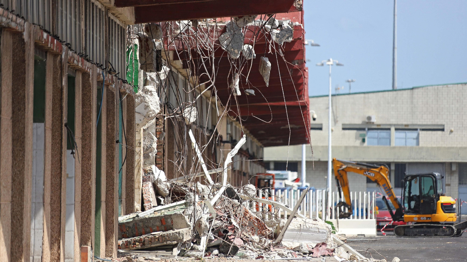 Inicio del derribo de la lonja de Algeciras