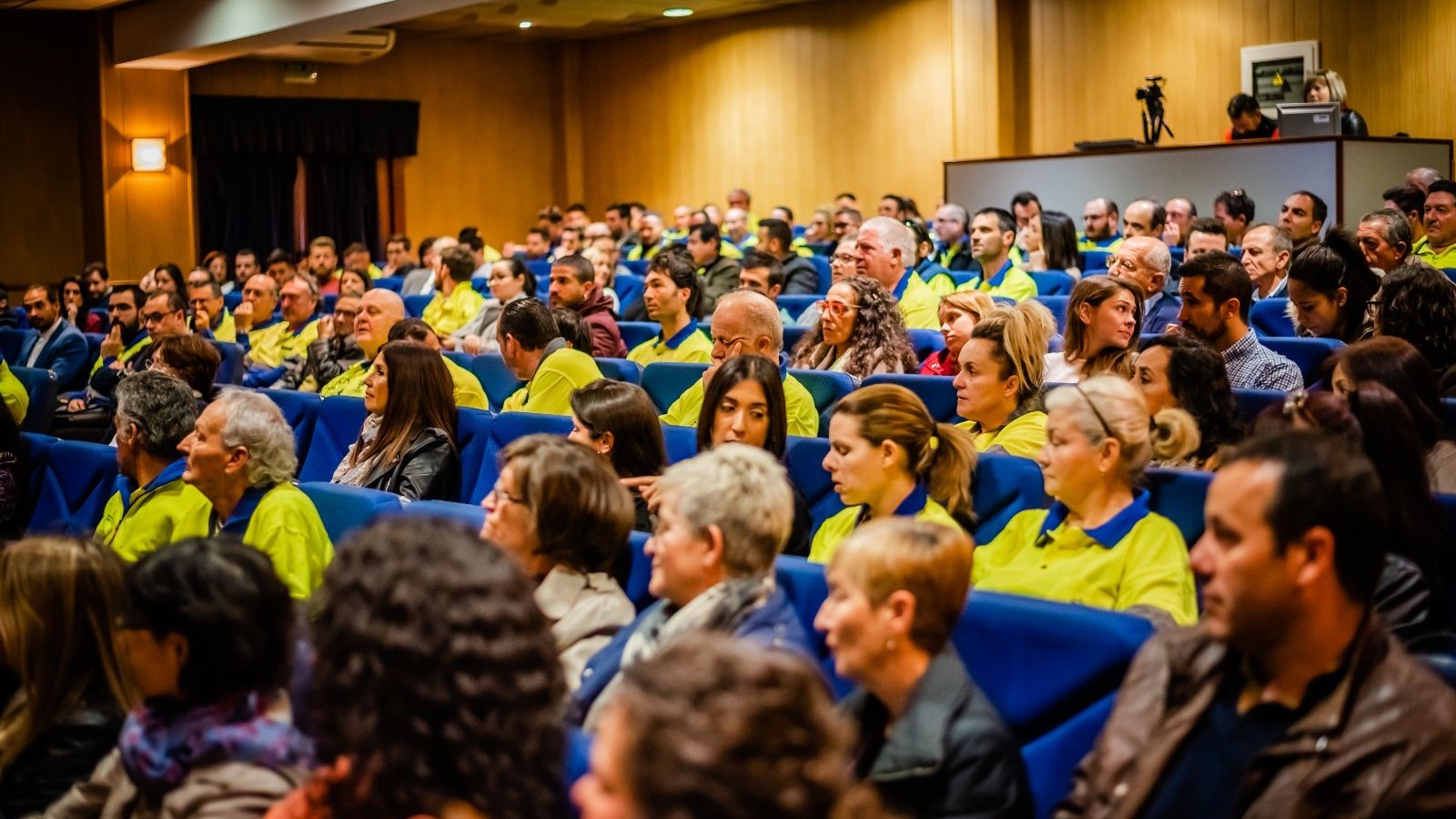 Vista parcial del amplio grupo de nuevos trabajadores municipales.