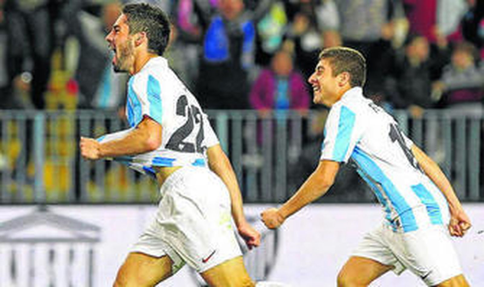 Portillo persigue a Isco celebrando un gol.