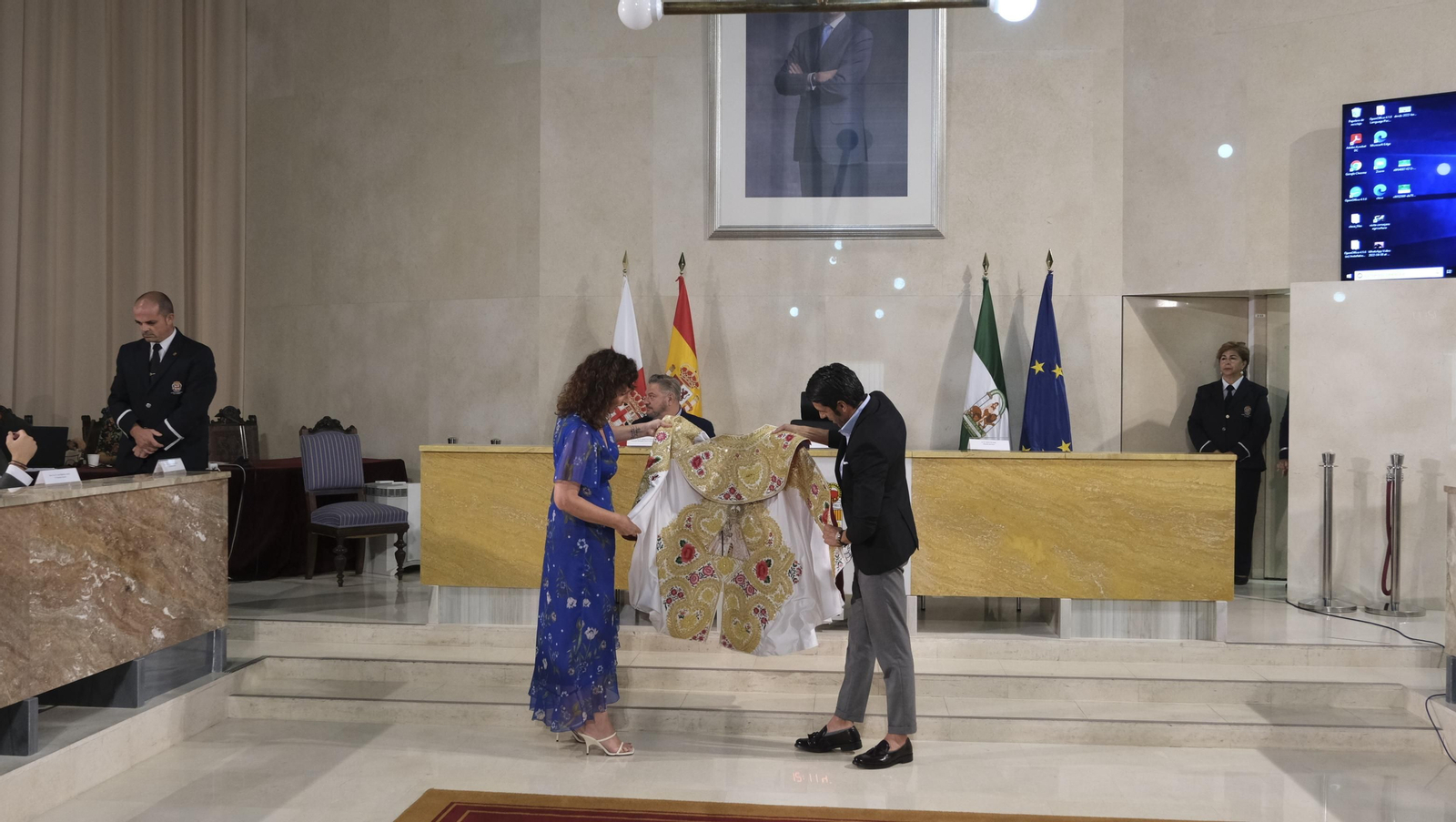 Imágenes de la entrega del capote de paseo de la feria taurina 2021 en honor a la Virgen del Mar, al torero Emilio de Justo