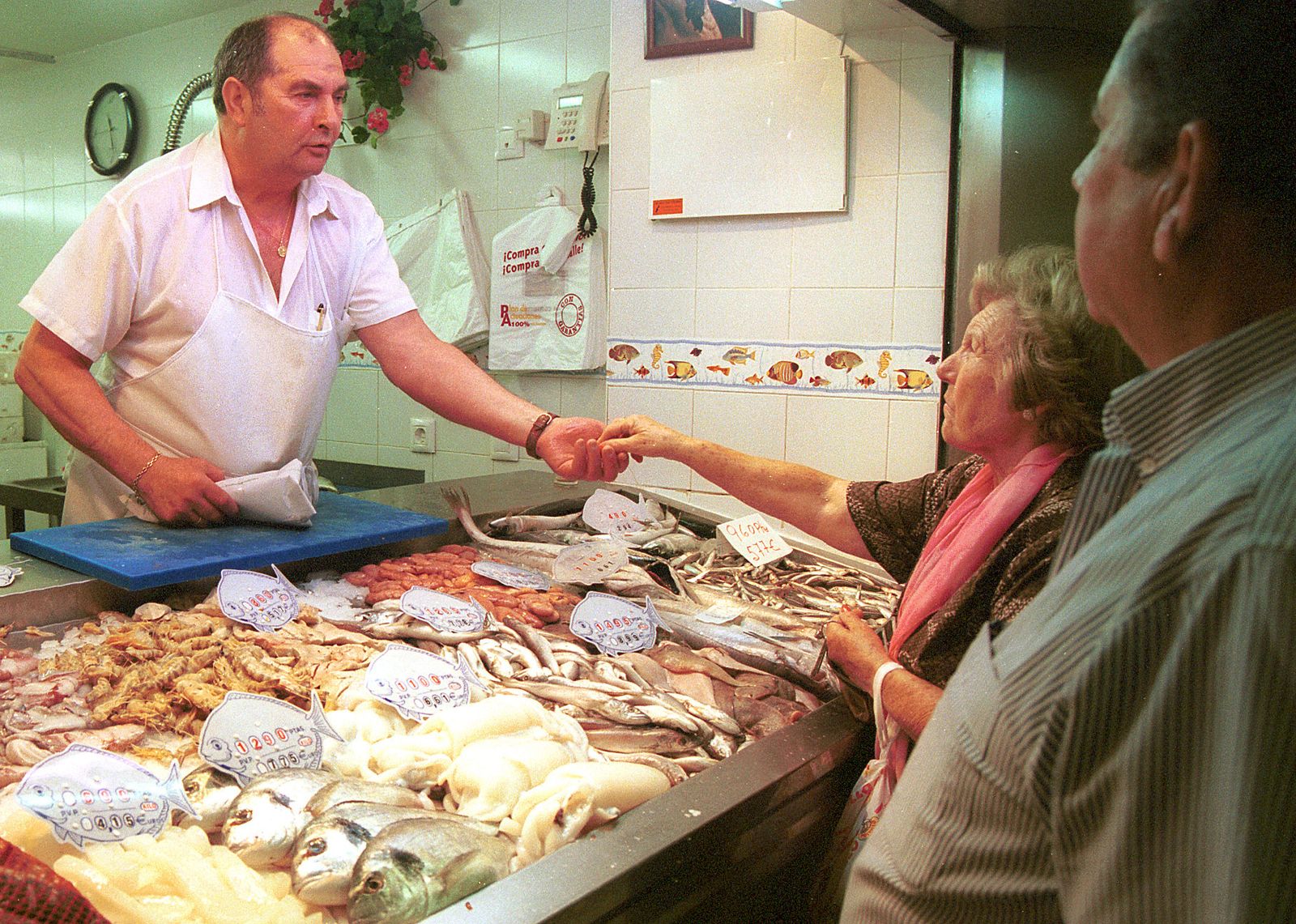Pago tradicional en una pescadería del mercado.