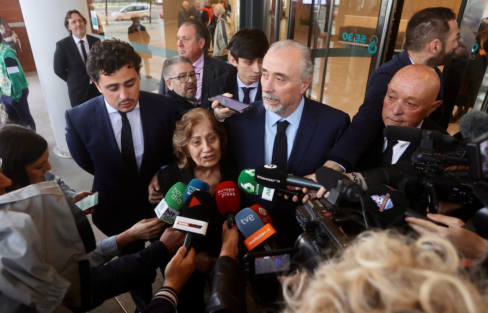 Javier Páez atiende a los medios en el funeral de Manuel Ruiz de Lopera.