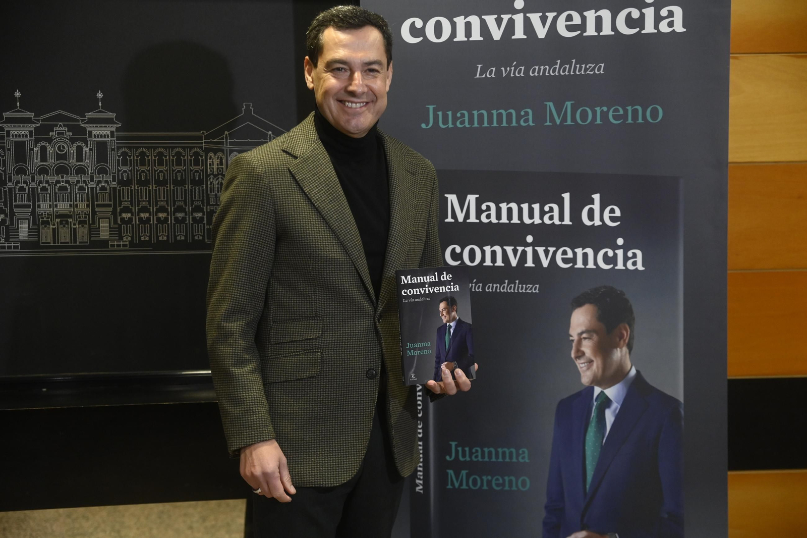 Juanma Moreno presenta en Córdoba su libro 'Manual de convivencia', en imágenes