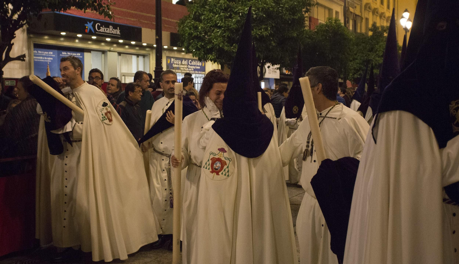 Nazarenos de la Macarena llorando en la Catedral