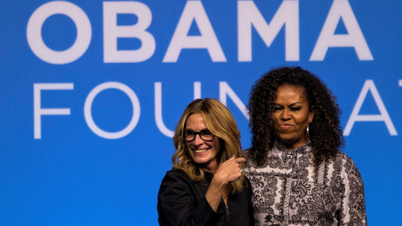 Actriz y ex primera dama, muy sonrientes, en el encuentro de la Fundación Obama. Actriz y ex primera dama, muy sonrientes, en el encuentro de la Fundación Obama.