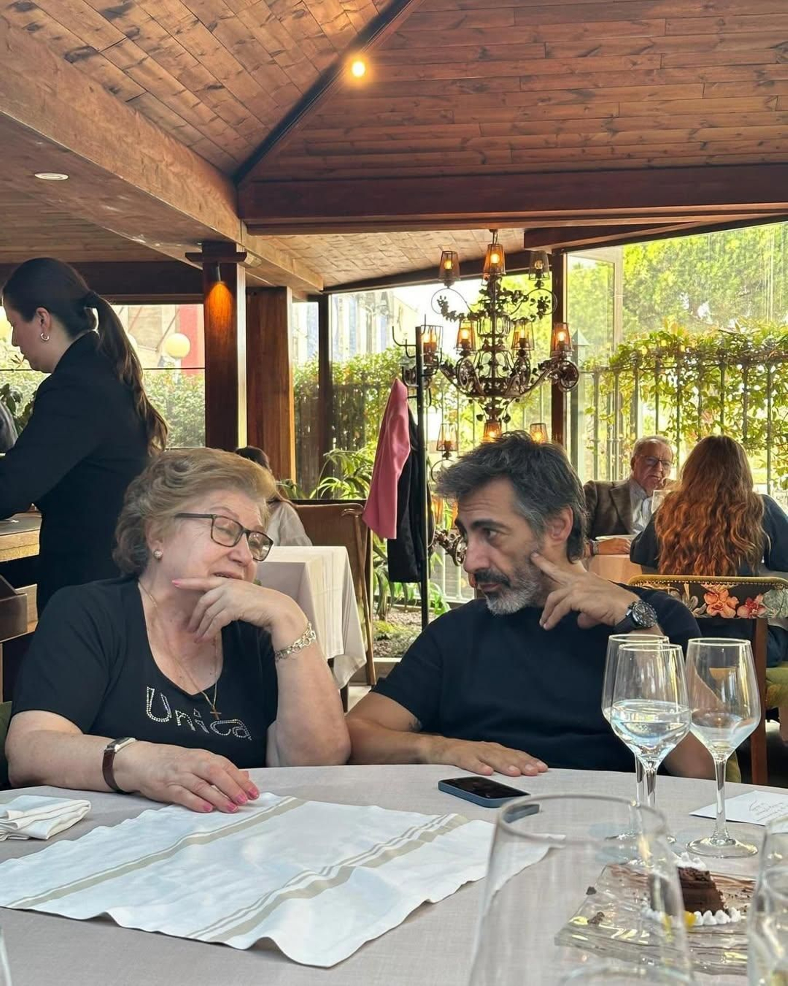 Juan del Val conversa con su madre, Ángeles Pérez, durante la celebración de su 54 cumpleaños.