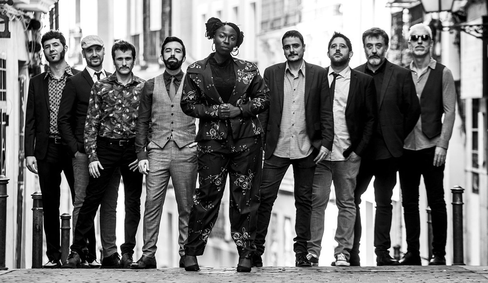 Los componentes de Freedonia junto a su nueva vocalista, Deborah Ayo.