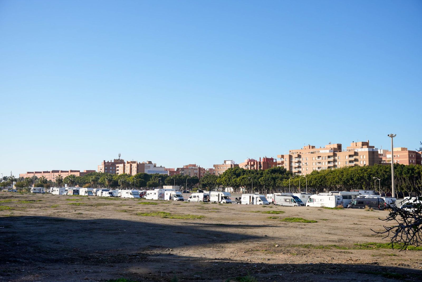 Autocaravanas forman un "barrio" junto al Auditorio Maestro Padilla.