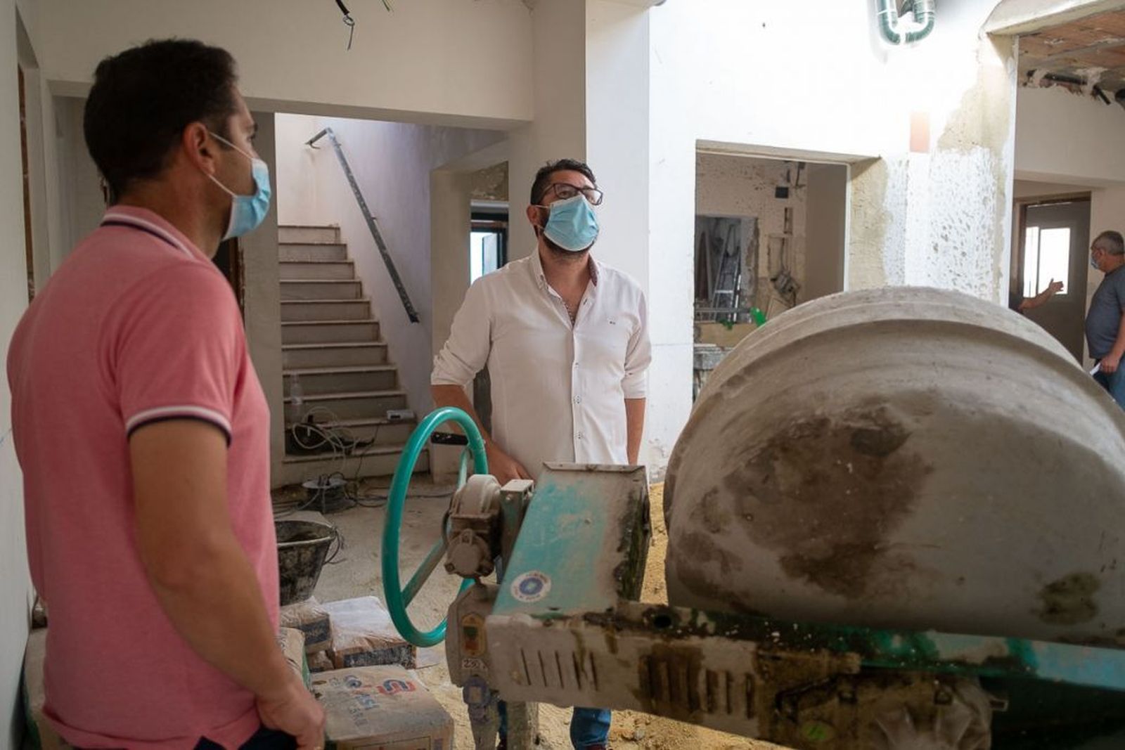 El alcalde de Trebujena, Jorge Rodríguez, comprobando el desarrollo de las obras.