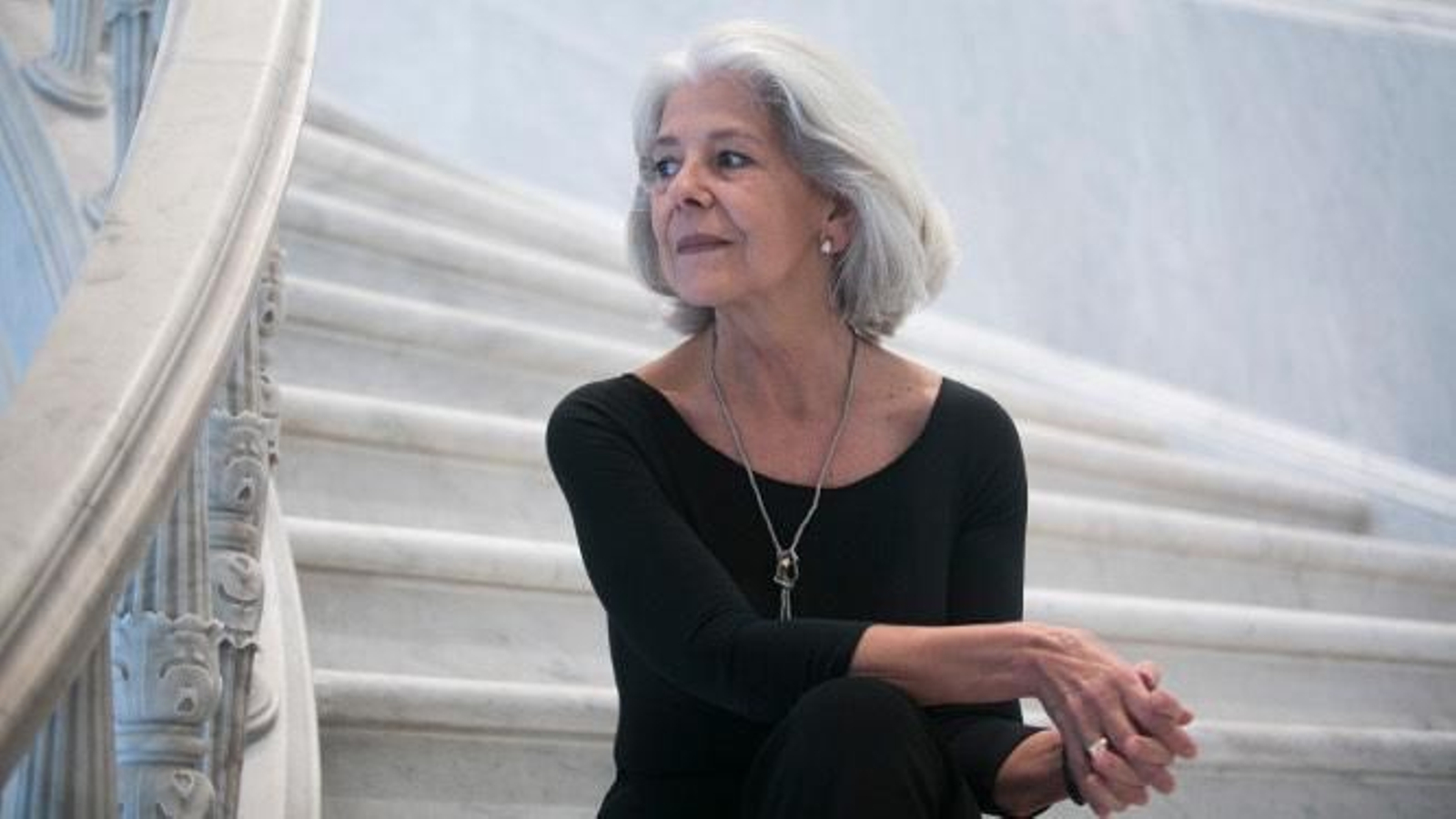 Pilar Tena, fotografiada en las escaleras del Hotel Mercer de Sevilla.