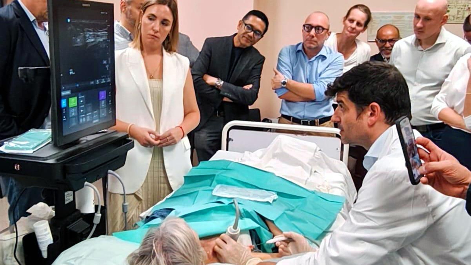 El doctor Cordero realiza un procedimiento intervencionista en un paciente con espasticidad ante la atenta mirada del grupo Toxnet.