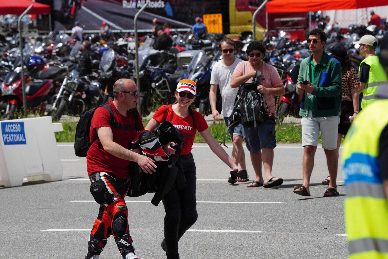 Aficionados, accediendo al Circuito en la jornada de ayer.