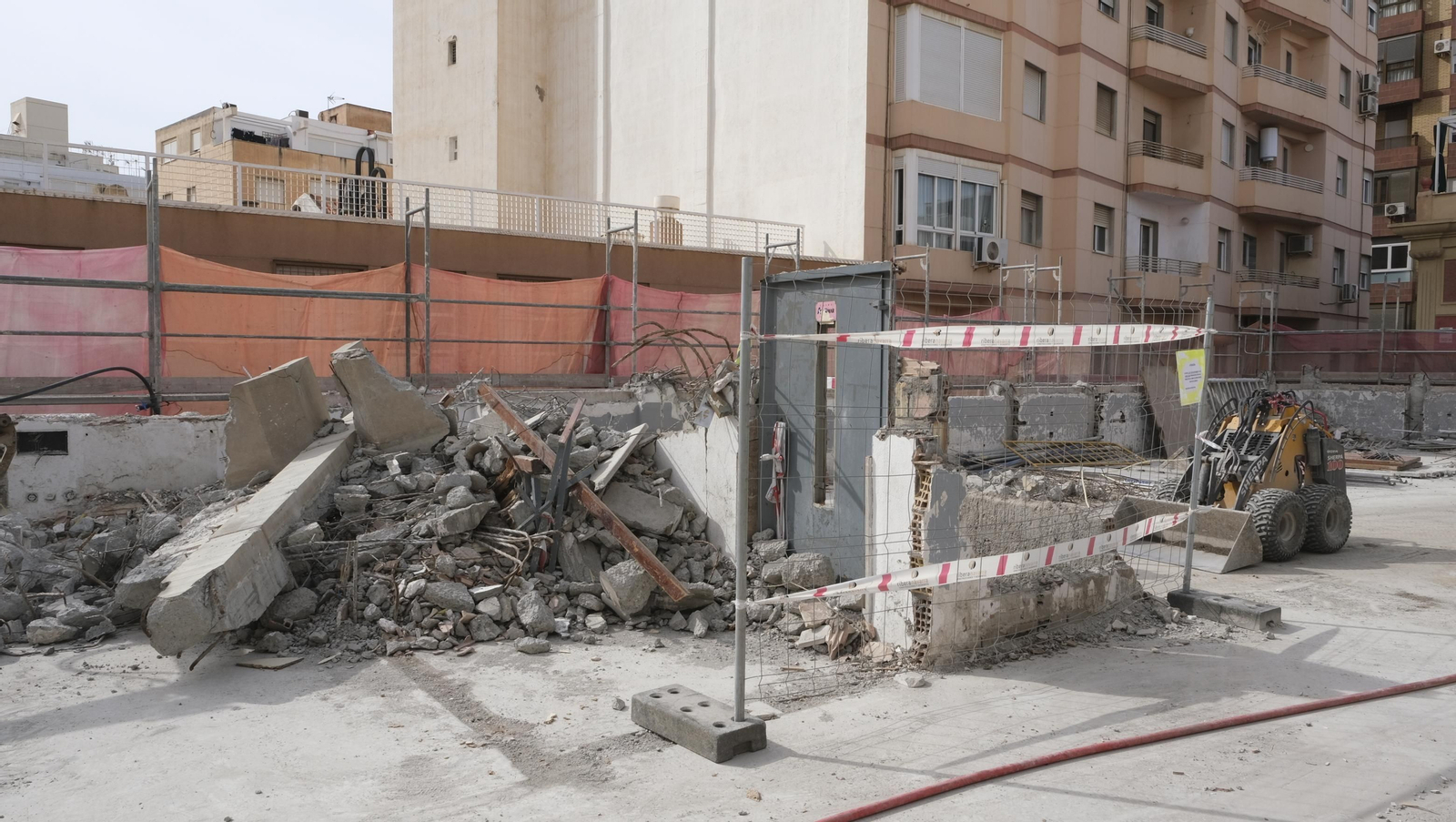 Las mejores imágenes del derribo de la oficina central de Correos en Almería