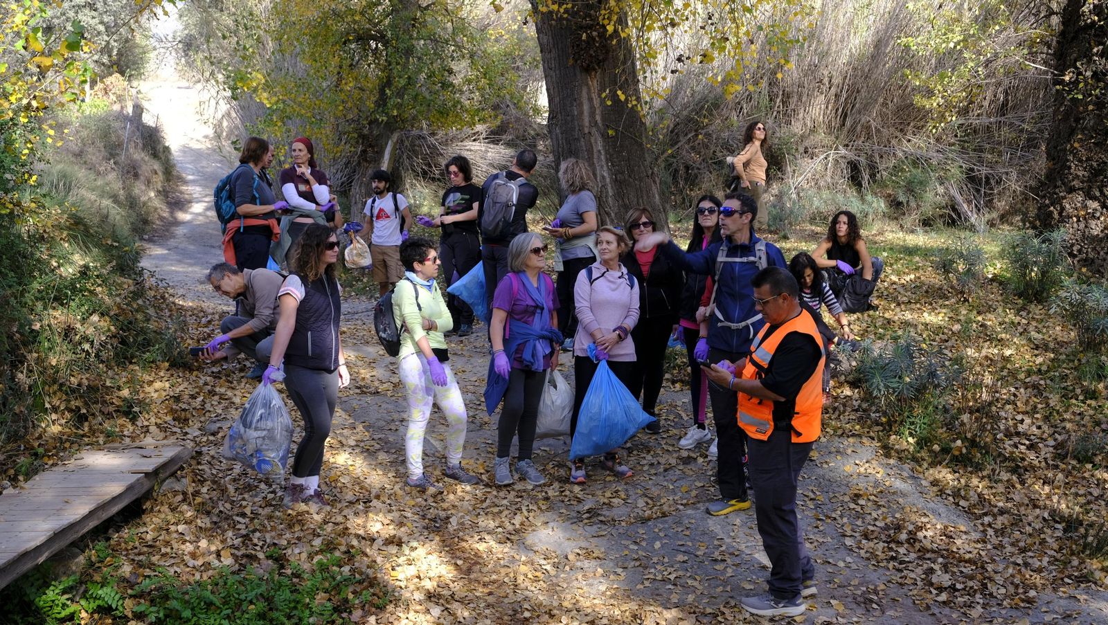 Limpieza y senderismo por la Alpujarra, en imágenes