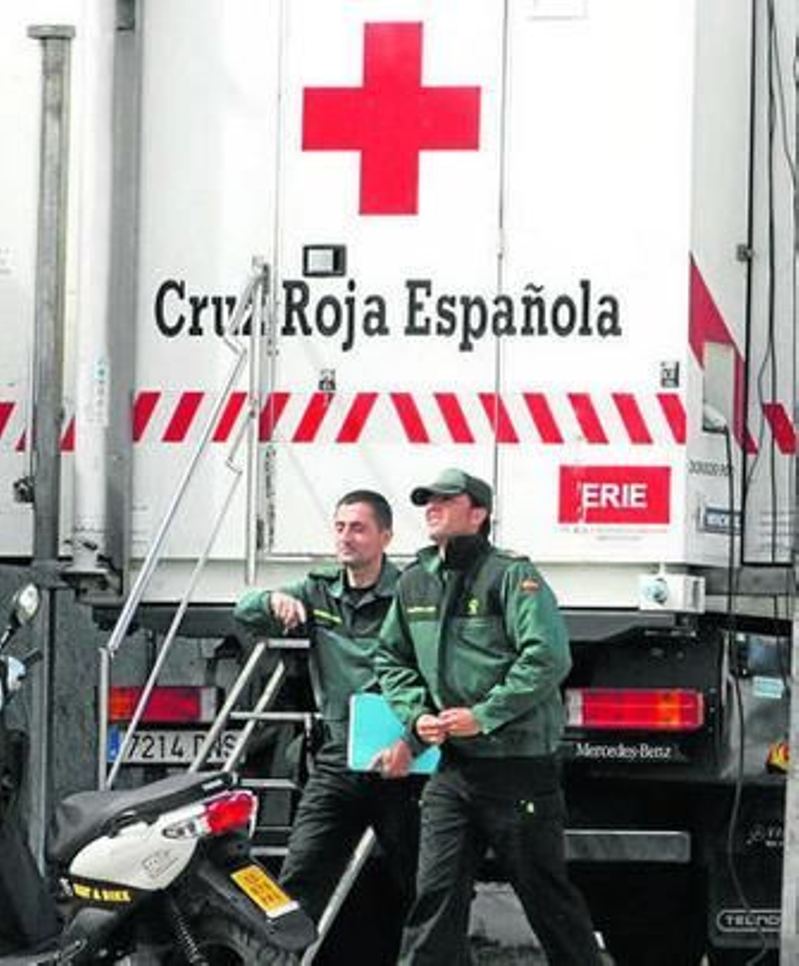Agentes de la UPR de la Policía disuaden ayer una 'ginkhana' ilegal en la avenida Blas Infante.