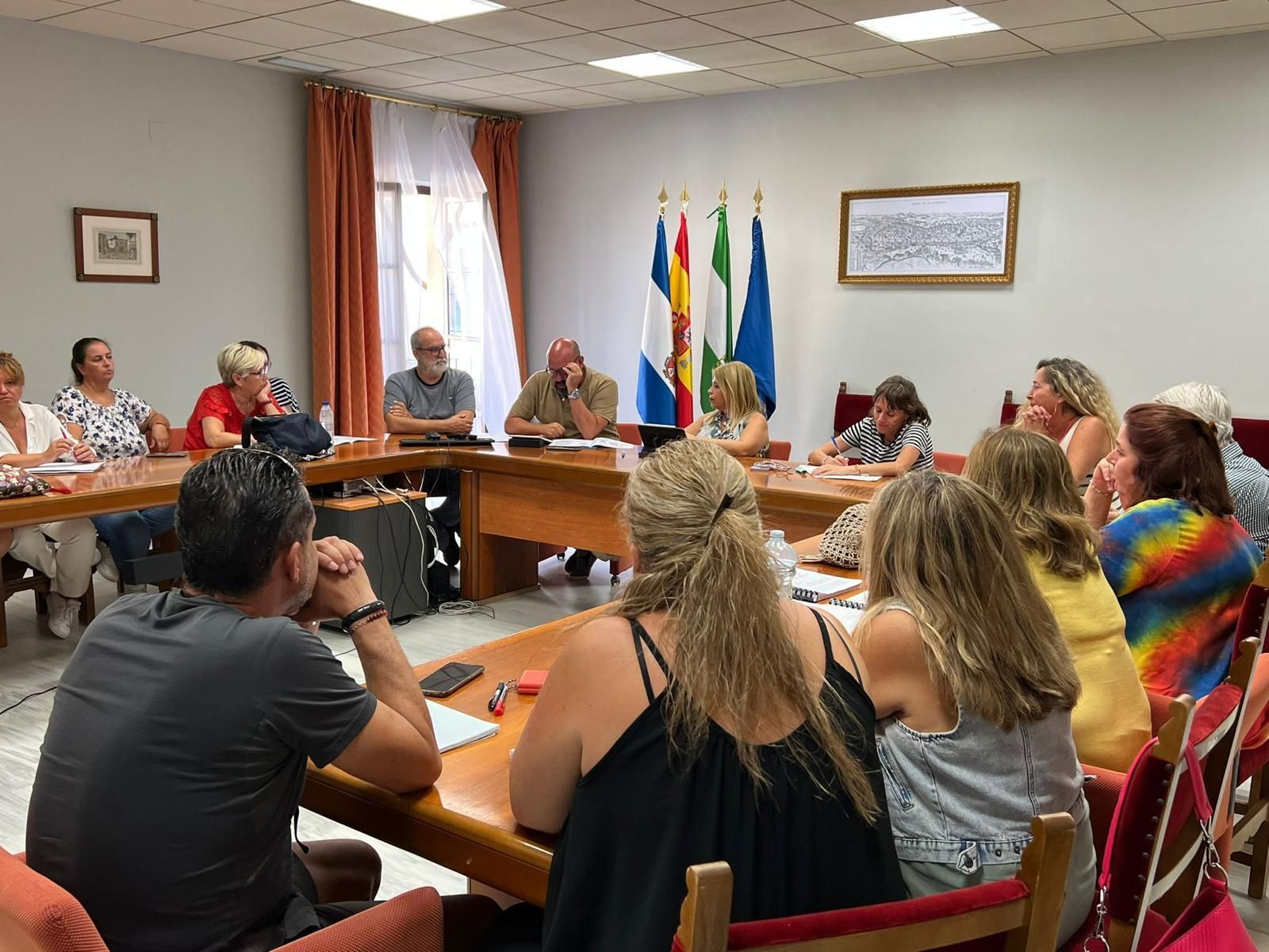 Ayuntamiento y trabajadoras de la ayuda a domicilio durante la negociación del convenio.